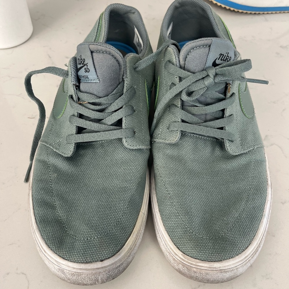 Nike SB Men's Gray and Green Sneakers